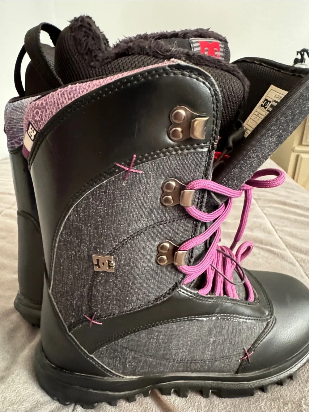 DC Black Snowboard Boots with Purple Laces boys unisex sz 7 W